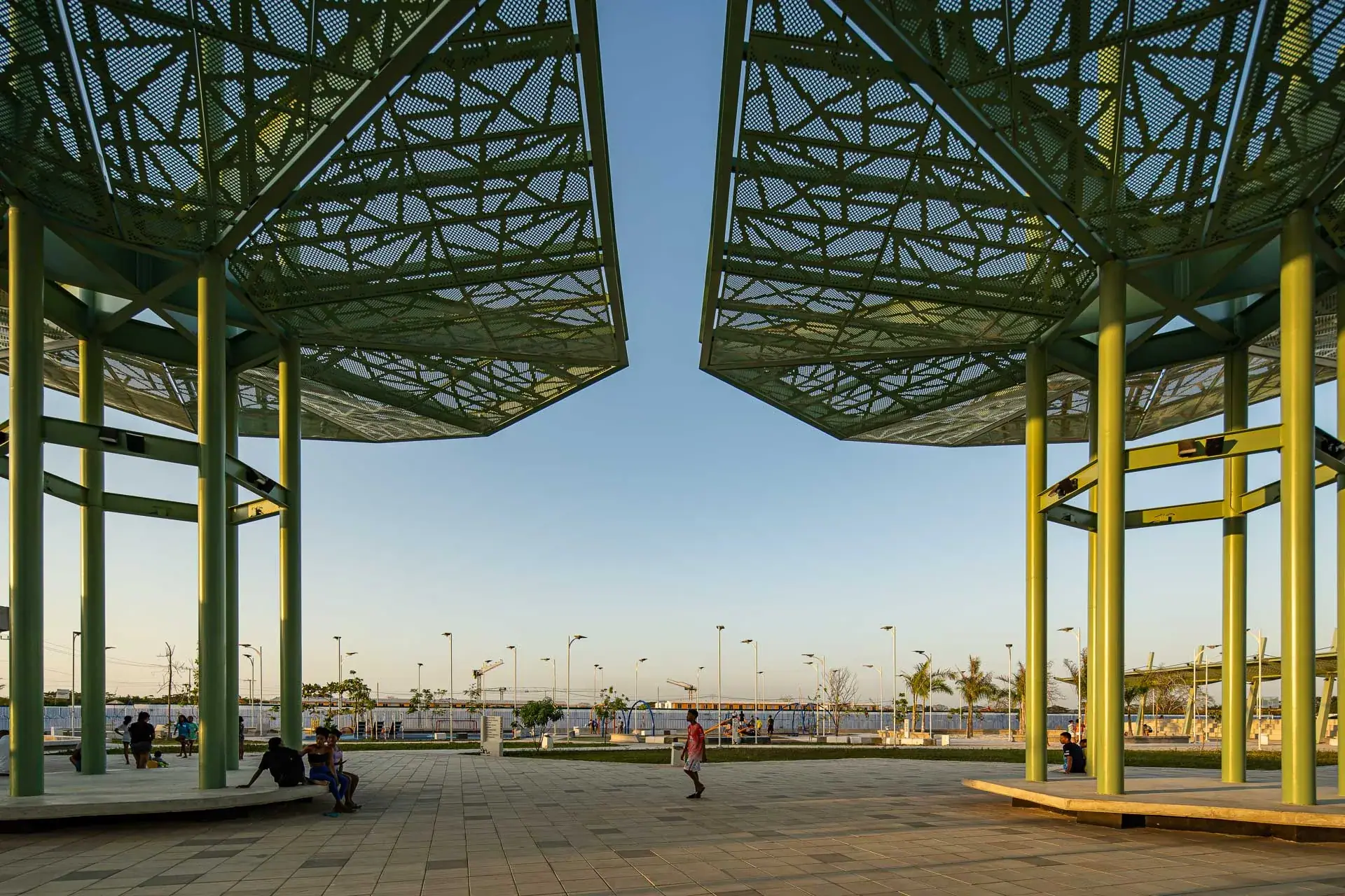 Senderos peatonales y plazas del Parque Bicentenario en Cartagena por Gómez Piedrahita Arquitectos.